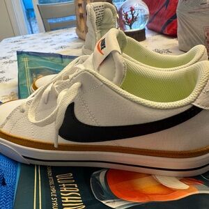 Women’s Nike legacy court. Never worn size 9